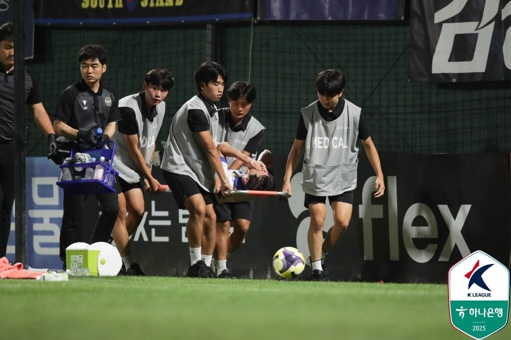 본문 이미지 - 인천은 최근 허리에서 중요한 역할을 하던 미드필더 문지환이 부상으로 시즌 아웃 판정을 받았다. (한국프로축구연맹 제공)