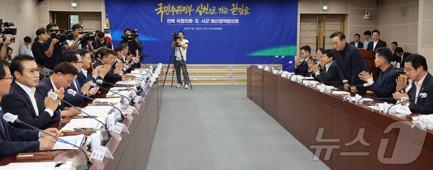 (전주=뉴스1) 유경석 기자 = 김윤덕 더불어민주당 의원(국토교통부 장관 후보자)이 11일 전북 전주시 전북특별자치도청 종합상황실에서 열린 전북 국회의원·도·시군 예산정책협의회에서 …