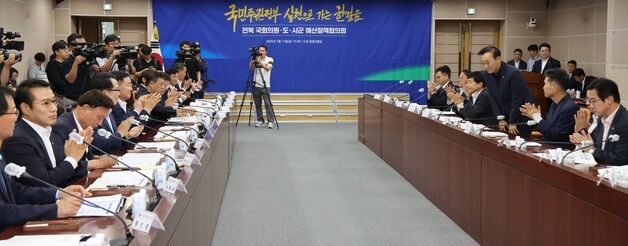 축하받는 김윤덕 국토부장관 후보자