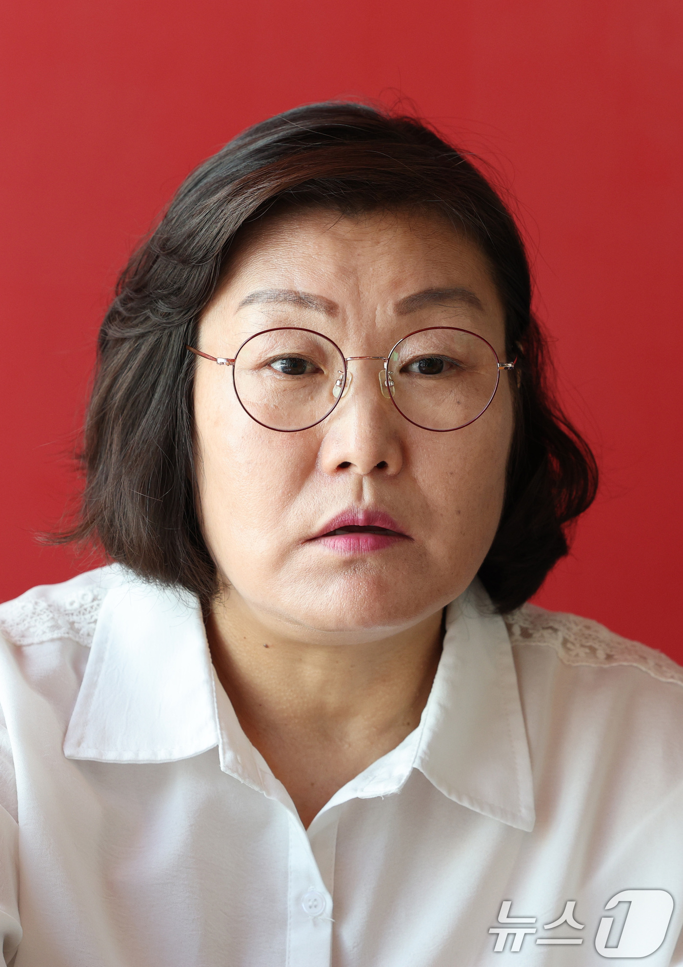(서울=뉴스1) 신웅수 기자 = 최민경 북한감금피해자가족회 대표가 11일 오후 서울 서초구의 한 카페에서 김정은 북한 노동당 총비서에 대한 고소장 제출 기자회견을 하고 있다.북한이 …