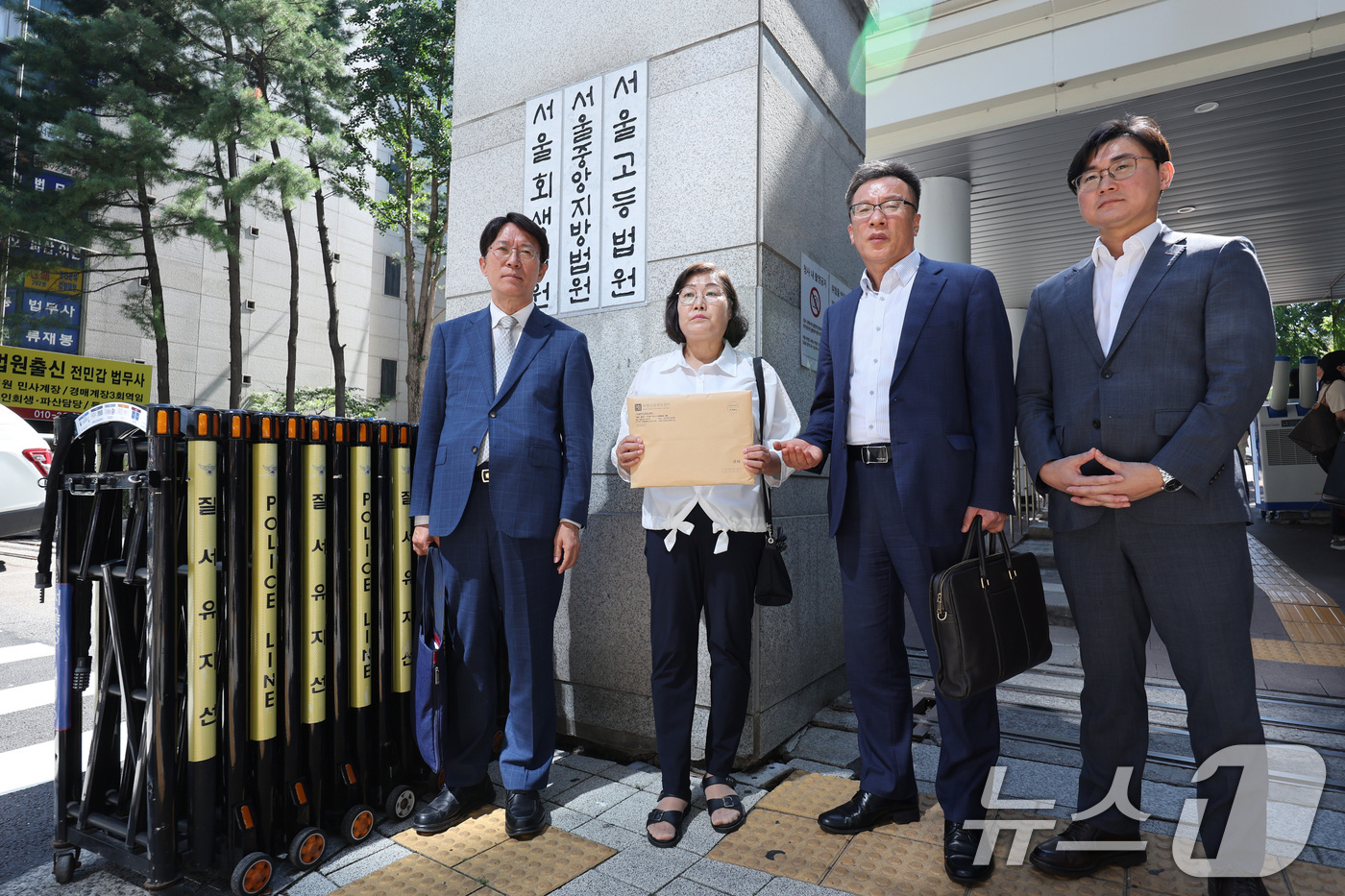 (서울=뉴스1) 신웅수 기자 = 최민경 북한감금피해자가족회 대표(왼쪽 두 번째)와 북한인권정보센터 인권침해지원센터 회원들이 11일 오후 서울 서초구 서울중앙지방법원 앞에서 김정은 …