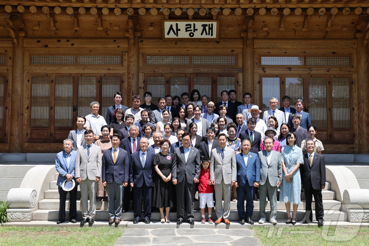 (서울=뉴스1) = 우원식 국회의장이 11일 제77주년 제헌절을 앞두고 ‘대한민국 제헌국회의원 유족회’를 국회 사랑재로 초청해 기념 촬영하고 있다. (국회의장실 제공. 재판매 및 …