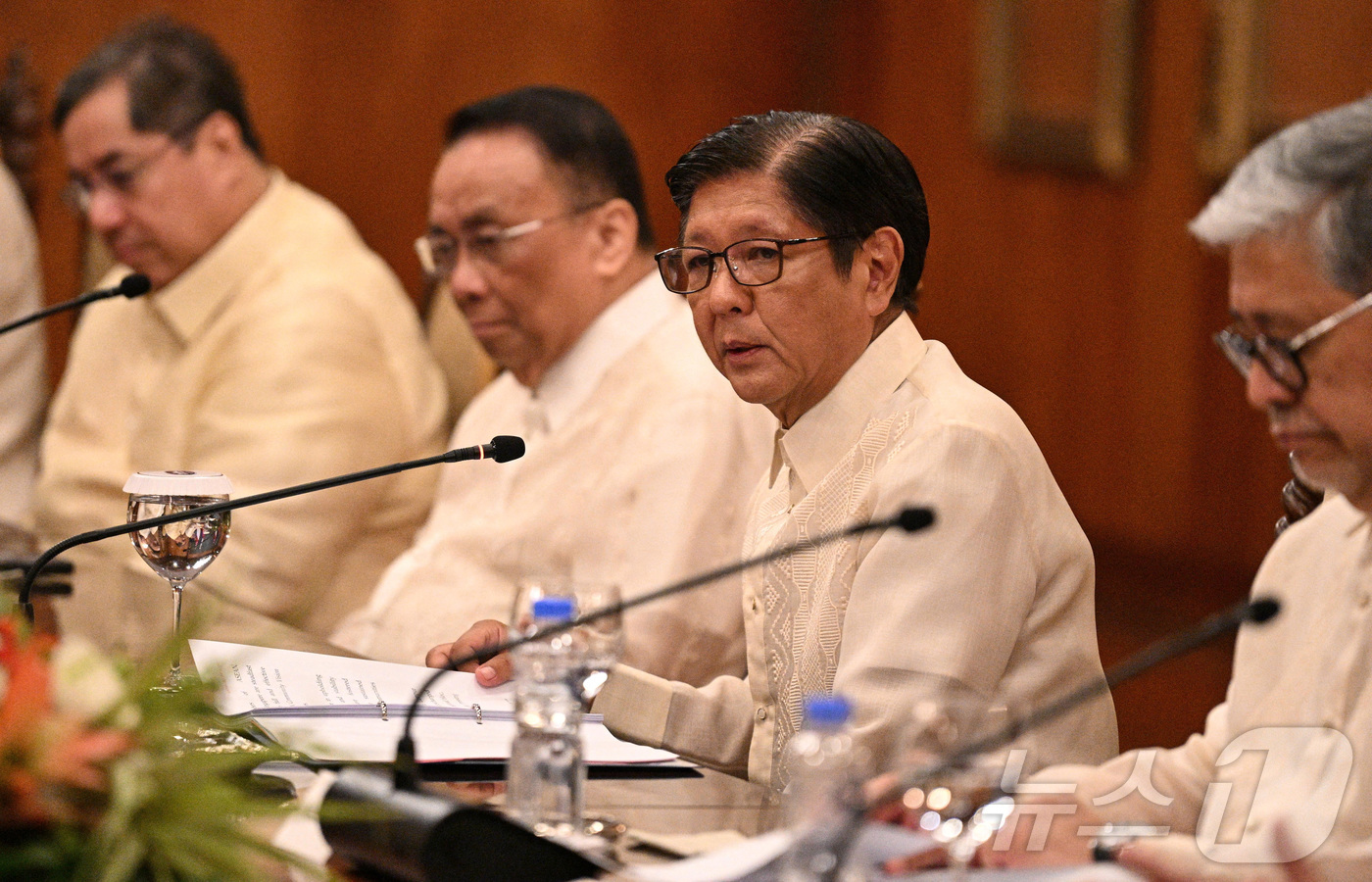 (마닐라 로이터=뉴스1) 윤다정 기자 = 6월 4일(현지시간) 페르디난드 마르코스 주니어 필리핀 대통령이 필리핀 마닐라 말라카냥궁에서 열린 로렌스 웡 싱가포르 총리와의 양자회담 중 …