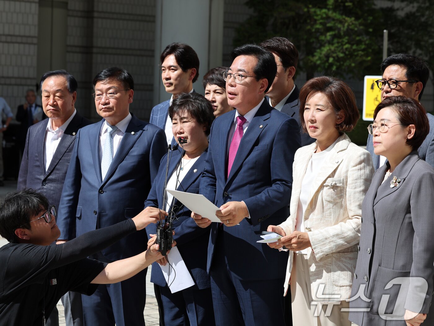 본문 이미지 - 송언석 국민의힘 비상대책위원장 겸 원내대표와 의원들이 11일 오후 서울 서초구 서울중앙지방법원에서 특별검사팀의 의원실 압수수색을 규탄하고 있다 . 2025.7.11/뉴스1 ⓒ News1 황기선 기자