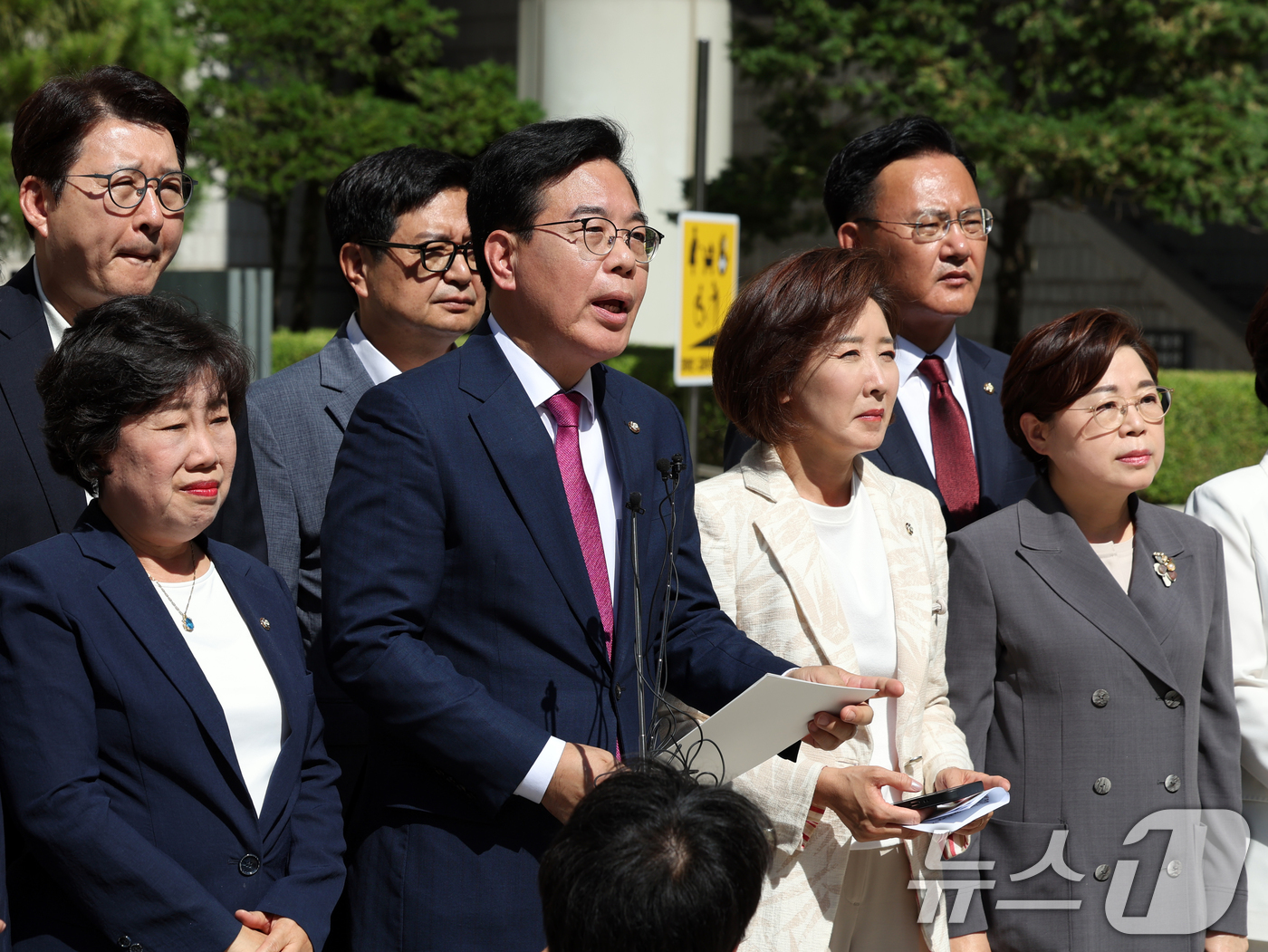 (서울=뉴스1) 황기선 기자 = 송언석 국민의힘 비상대책위원장 겸 원내대표와 의원들이 11일 오후 서울 서초구 서울중앙지방법원에서 특별검사팀의 의원실 압수수색을 규탄하고 있다해병대 …