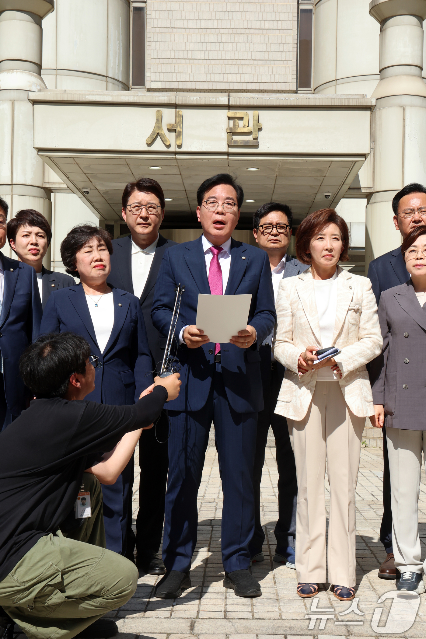 (서울=뉴스1) 황기선 기자 = 송언석 국민의힘 비상대책위원장 겸 원내대표와 의원들이 11일 오후 서울 서초구 서울중앙지방법원에서 특별검사팀의 의원실 압수수색을 규탄하고 있다해병대 …