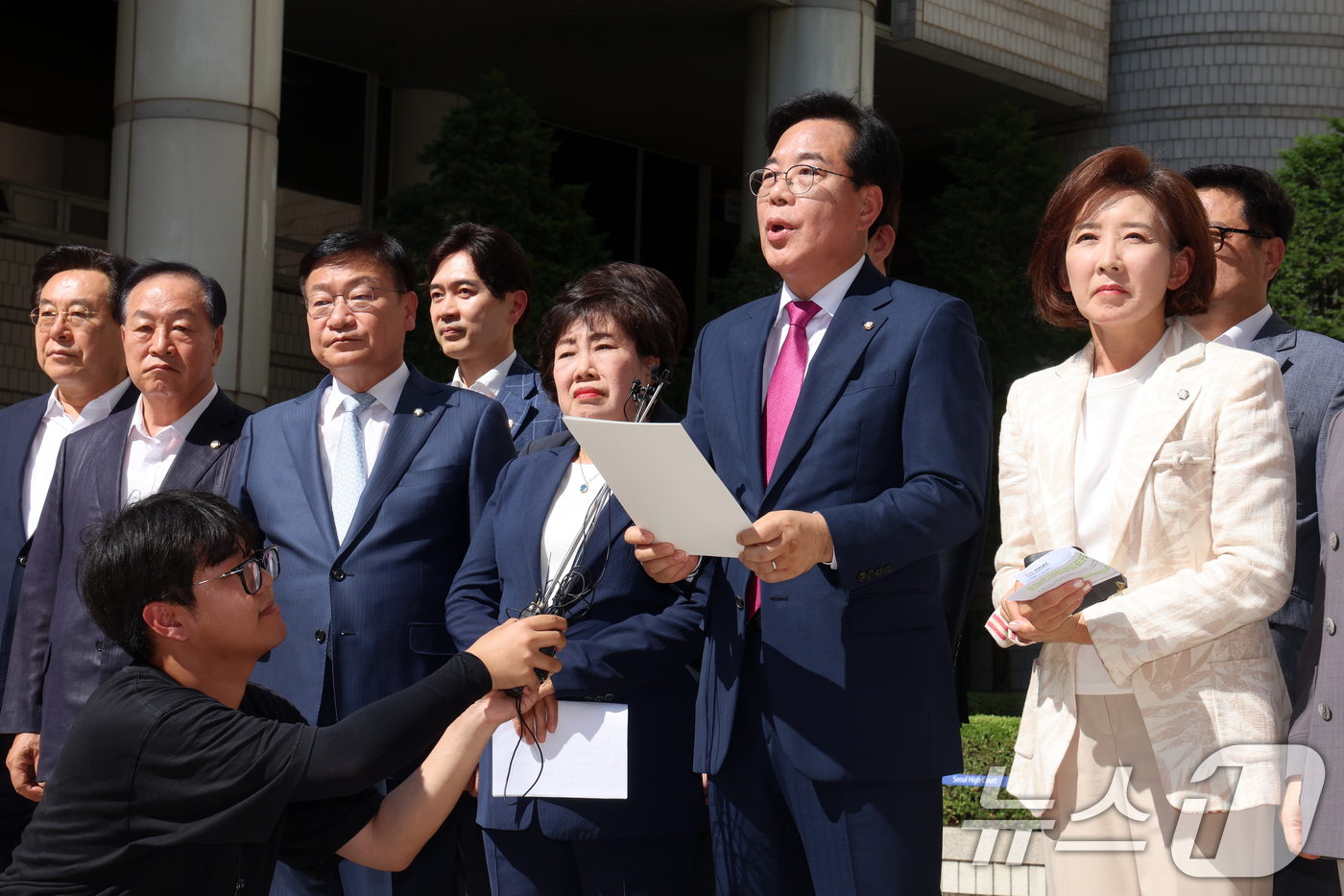 (서울=뉴스1) 황기선 기자 = 송언석 국민의힘 비상대책위원장 겸 원내대표와 의원들이 11일 오후 서울 서초구 서울중앙지방법원에서 특별검사팀의 의원실 압수수색을 규탄하고 있다해병대 …