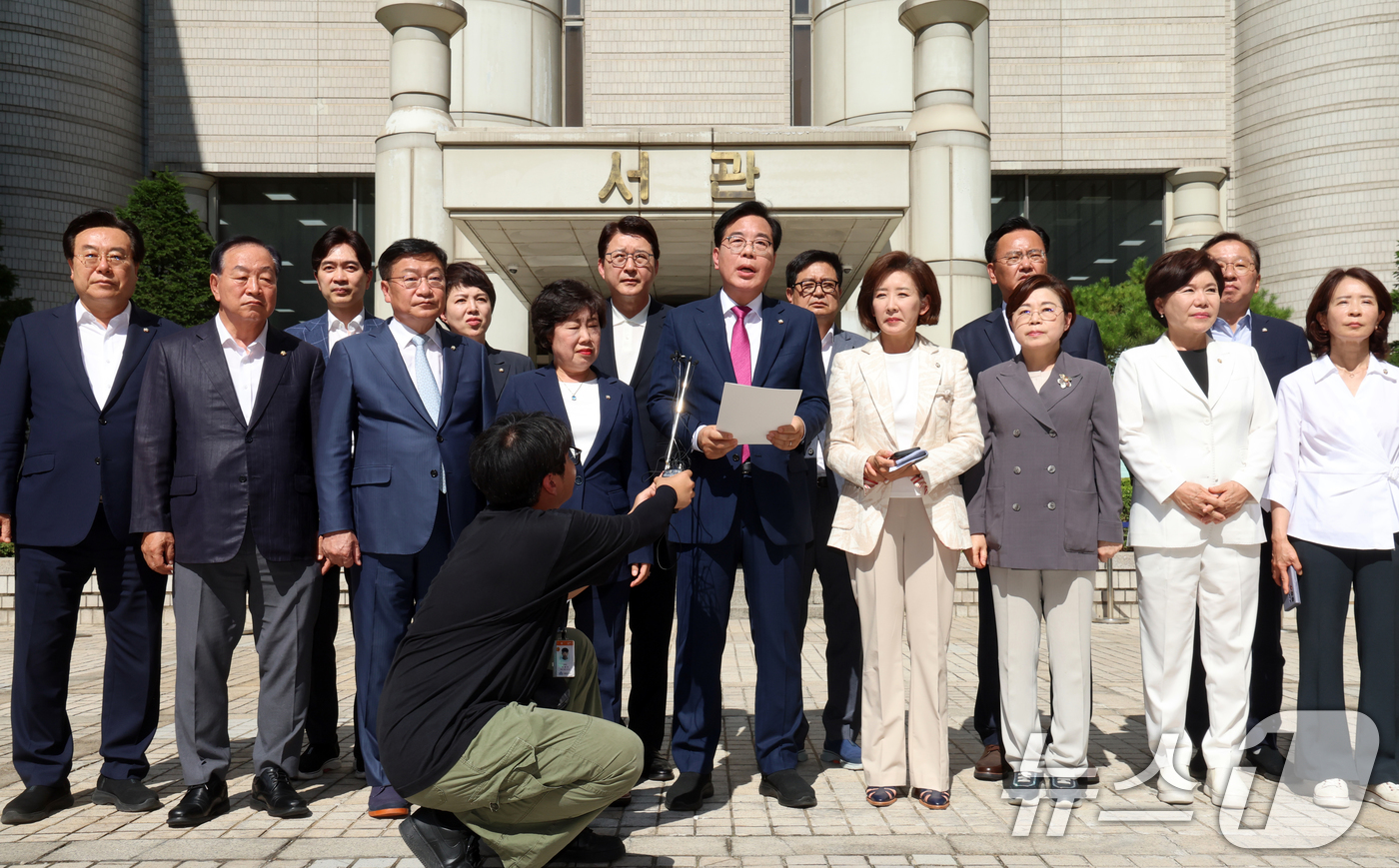 (서울=뉴스1) 황기선 기자 = 송언석 국민의힘 비상대책위원장 겸 원내대표와 의원들이 11일 오후 서울 서초구 서울중앙지방법원에서 특별검사팀의 의원실 압수수색을 규탄하고 있다해병대 …