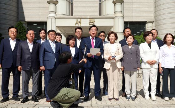 국힘, 서울중앙지법 찾아 "특검 휘둘려 영장 발부…탄압 도 넘어"
