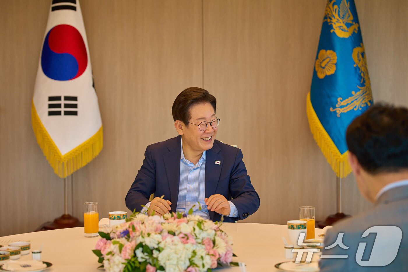 본문 이미지 - 이재명 대통령이 11일 서울 용산 대통령실 청사에서 조갑제 전 월간조선 편집장, 정규재 전 한국경제 주필과 언론인 오찬 회동을 하고 있다. &#40;대통령실 제공. 재판매 및 DB 금지&#41; 2025.7.11/뉴스1 ⓒ News1 허경 기자