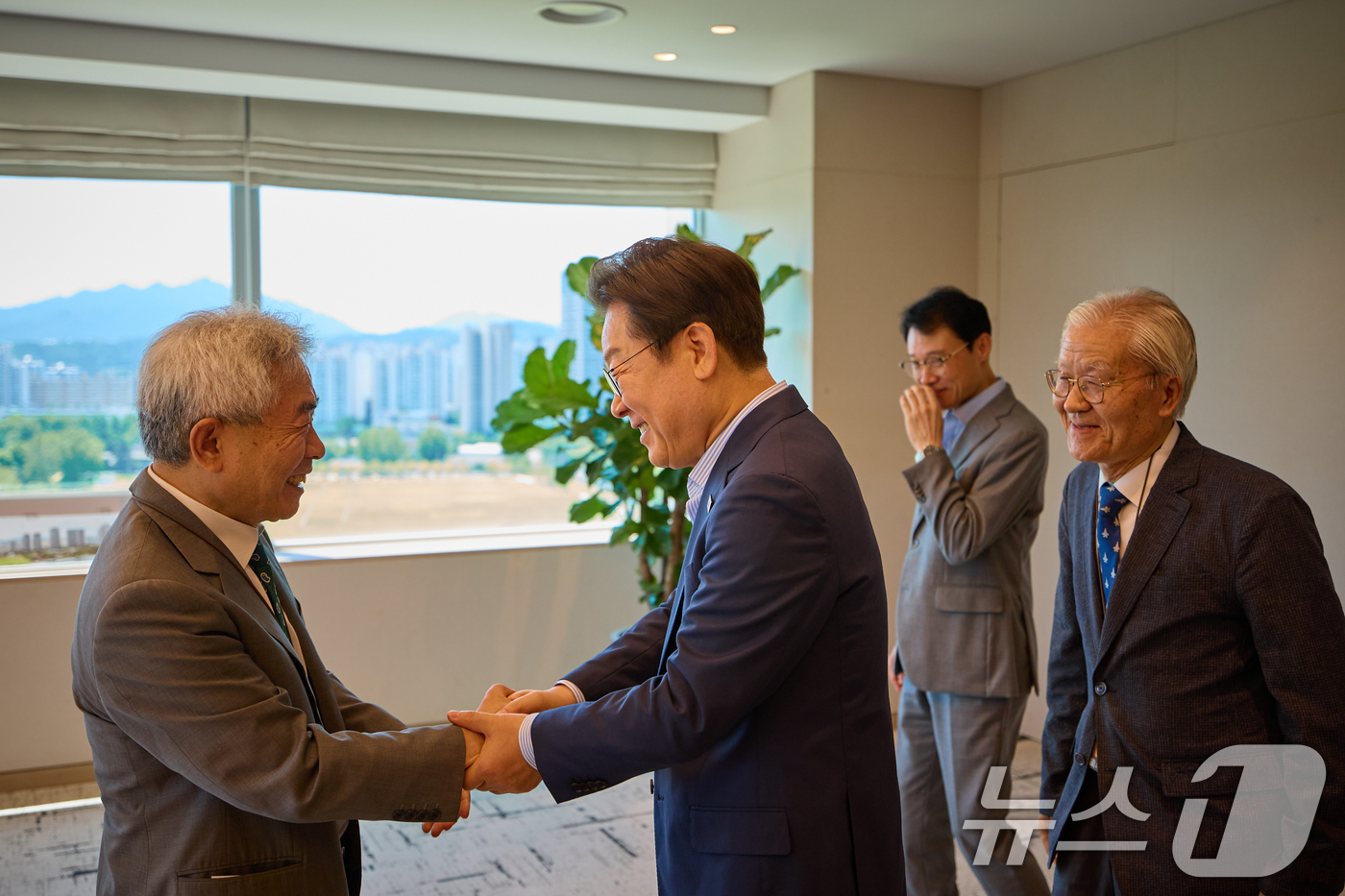 (서울=뉴스1) 허경 기자 = 이재명 대통령이 11일 서울 용산 대통령실 청사에서 열린 언론인 오찬 회동에서 정규재 전 한국경제신문 주필과 인사하고 있다. 오른쪽은 조갑제 전 월간 …