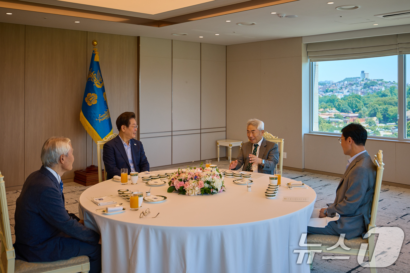 (서울=뉴스1) 허경 기자 = 이재명 대통령이 11일 서울 용산 대통령실 청사에서 조갑제 전 월간조선 편집장, 정규재 전 한국경제 주필과 언론인 오찬 회동을 하고 있다. (대통령실 …