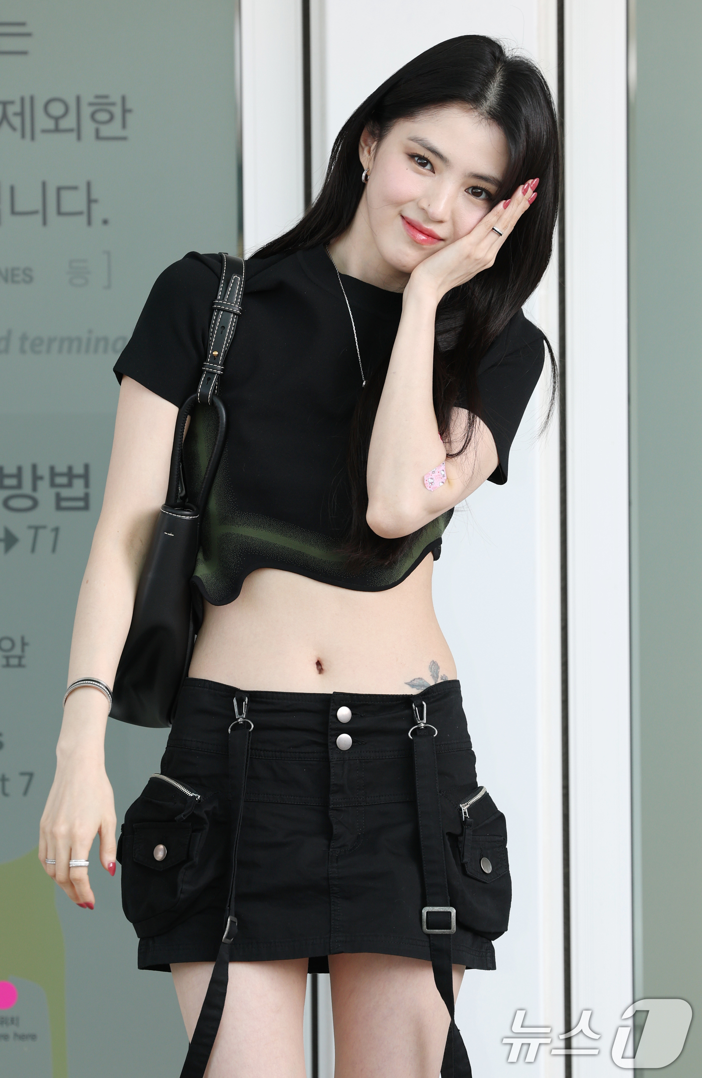 (인천공항=뉴스1) 권현진 기자 = 배우 한소희가 팬미팅을 위해 11일 오후 인천국제공항을 통해 태국으로 출국하고 있다.  2025.7.11/뉴스1