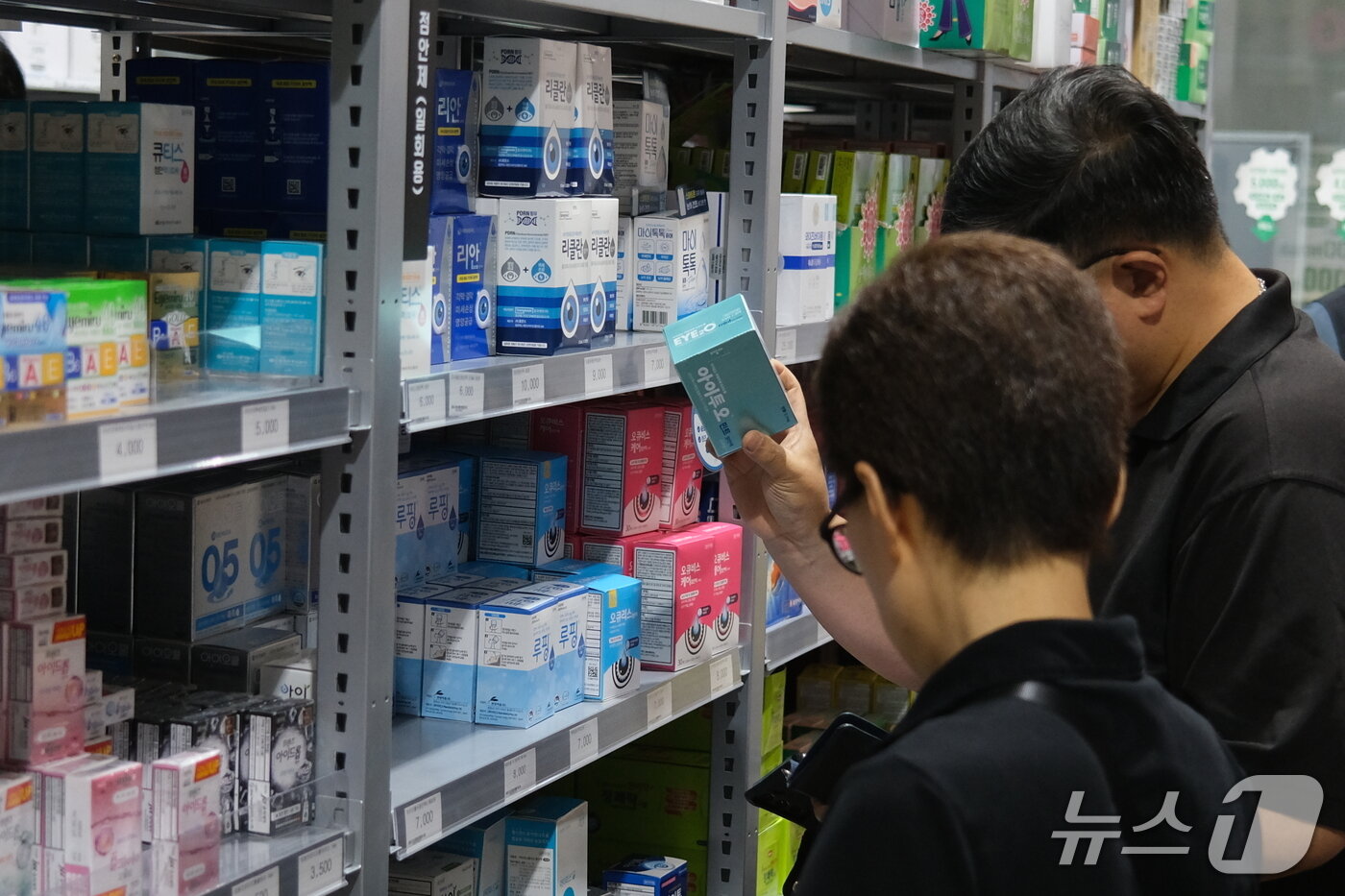 본문 이미지 - 10일 경기 성남시 수정구 메가팩토리 약국에서 손님들이 진열대의 상품을 고르고 있다. 2025.7.10/뉴스1 ⓒ News1 이정환 기자
