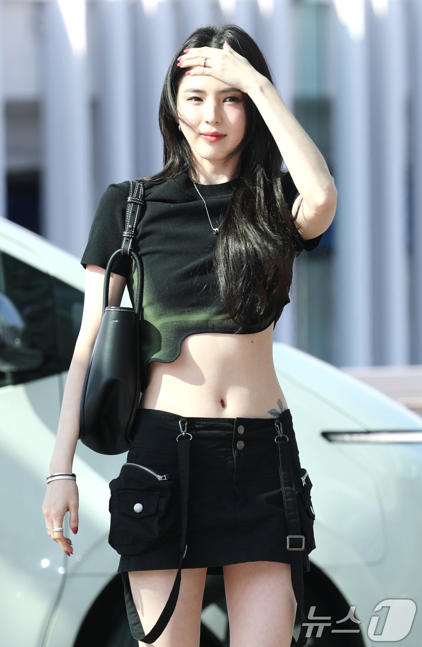 본문 이미지 - 배우 한소희가 팬미팅을 위해 11일 오후 인천국제공항을 통해 태국으로 출국하고 있다. ⓒ News1 권현진 기자