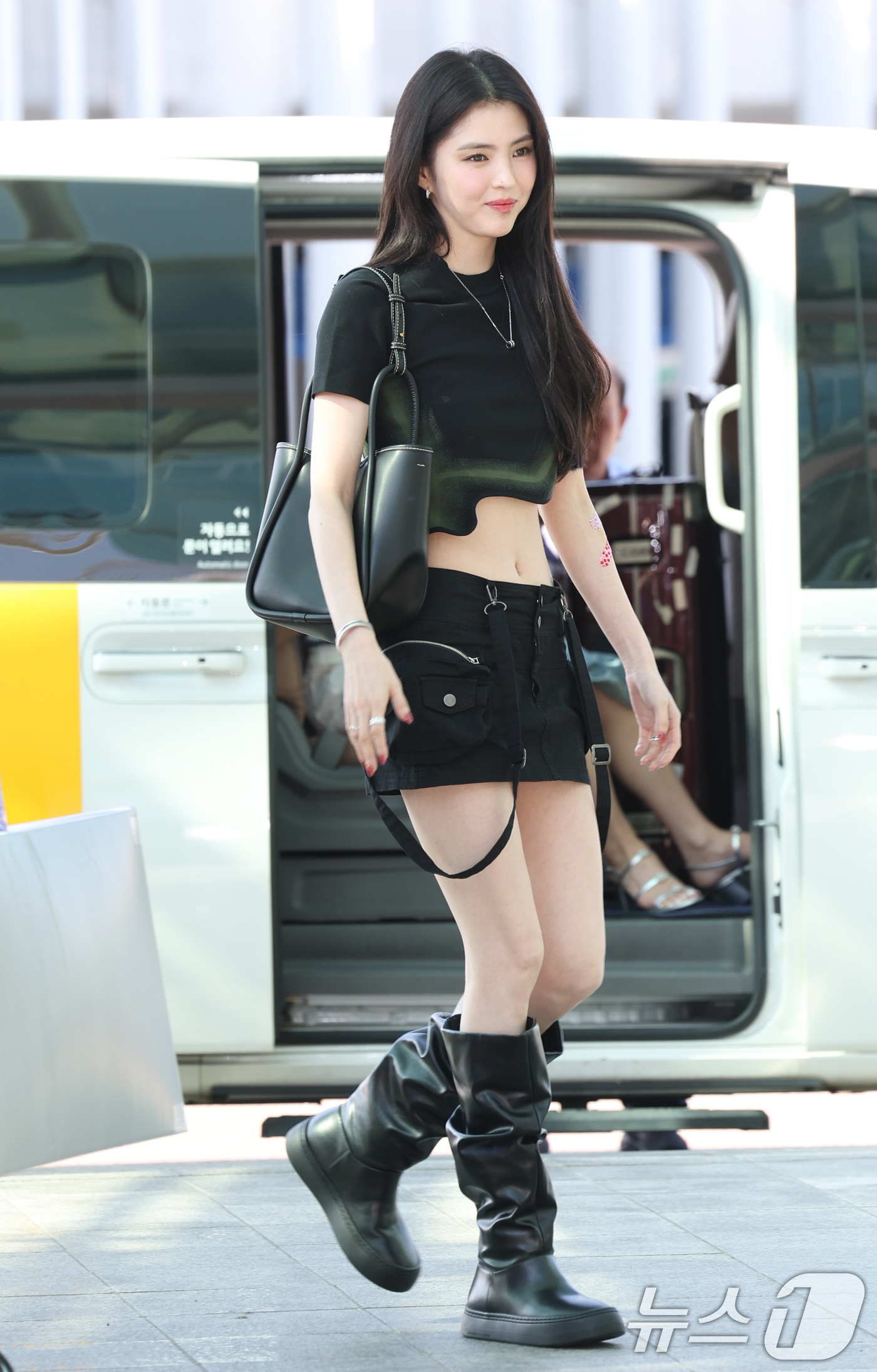 (인천공항=뉴스1) 권현진 기자 = 배우 한소희가 팬미팅을 위해 11일 오후 인천국제공항을 통해 태국 방콕으로 출국하고 있다.  2025.7.11/뉴스1