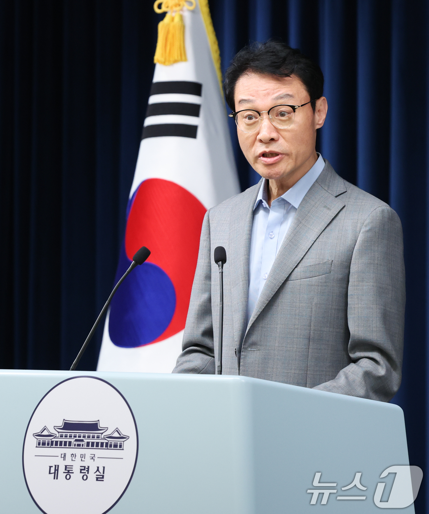 (서울=뉴스1) 허경 기자 = 이규연 대통령실 홍보소통수석이 11일 서울 용산 대통령실 청사에서 언론인 오찬 회동 관련 브리핑을 하고 있다. 2025.7.11/뉴스1