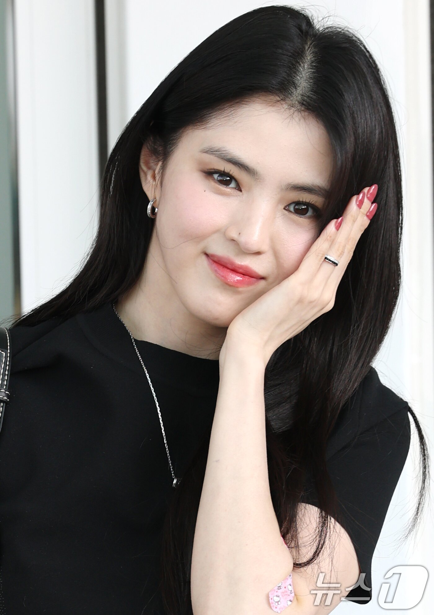 본문 이미지 - 배우 한소희가 팬미팅을 위해 11일 오후 인천국제공항을 통해 태국 방콕으로 출국하기 전 포즈를 취하고 있다. ⓒ News1 권현진 기자