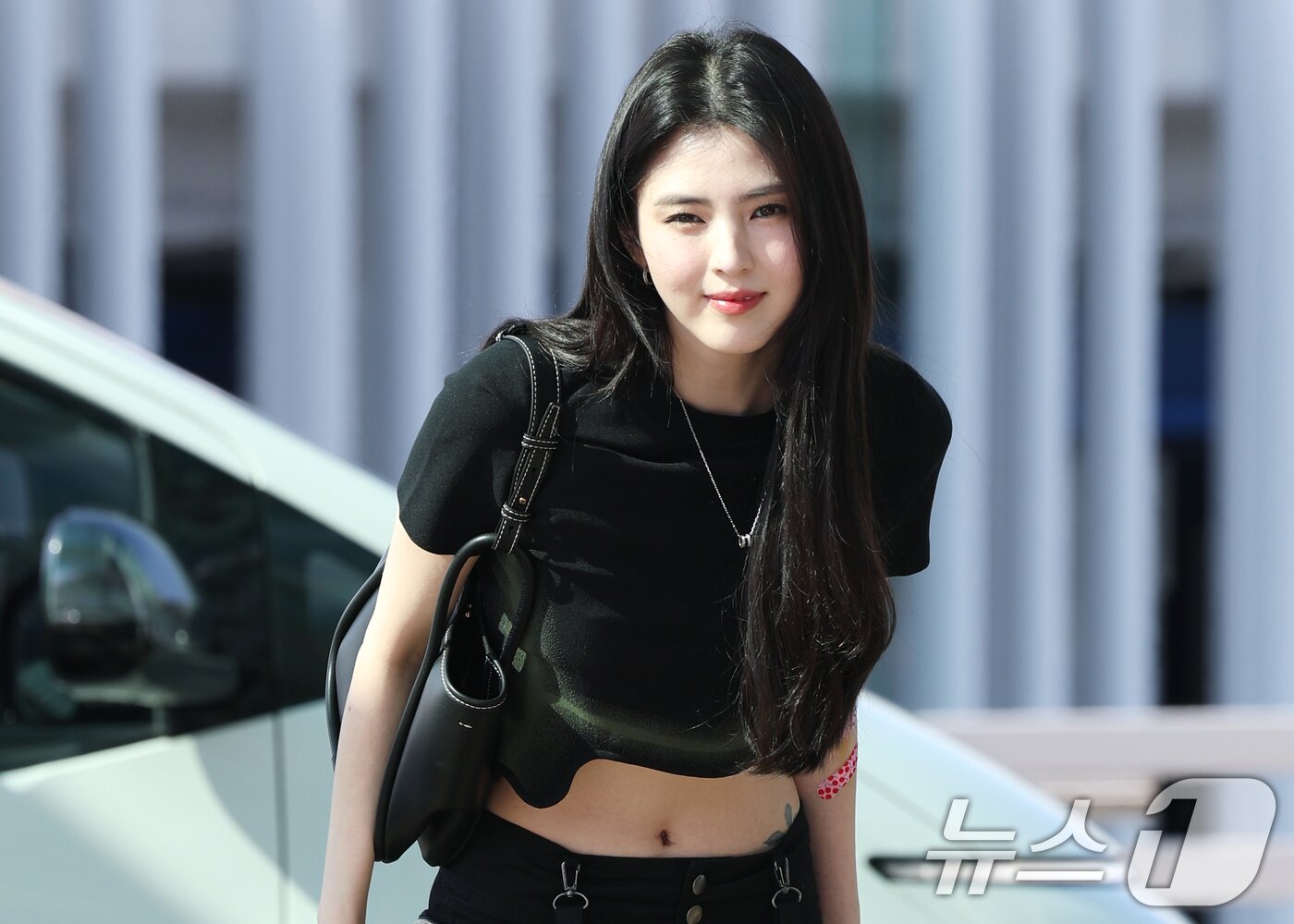 본문 이미지 - 배우 한소희가 팬미팅을 위해 11일 오후 인천국제공항을 통해 태국 방콕으로 출국하며 인사를 하고 있다. ⓒ News1 권현진 기자