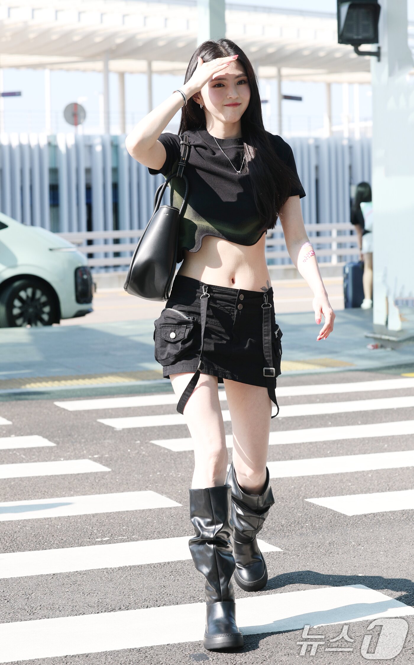 본문 이미지 - 배우 한소희가 팬미팅을 위해 11일 오후 인천국제공항을 통해 태국 방콕으로 출국하고 있다. ⓒ News1 권현진 기자