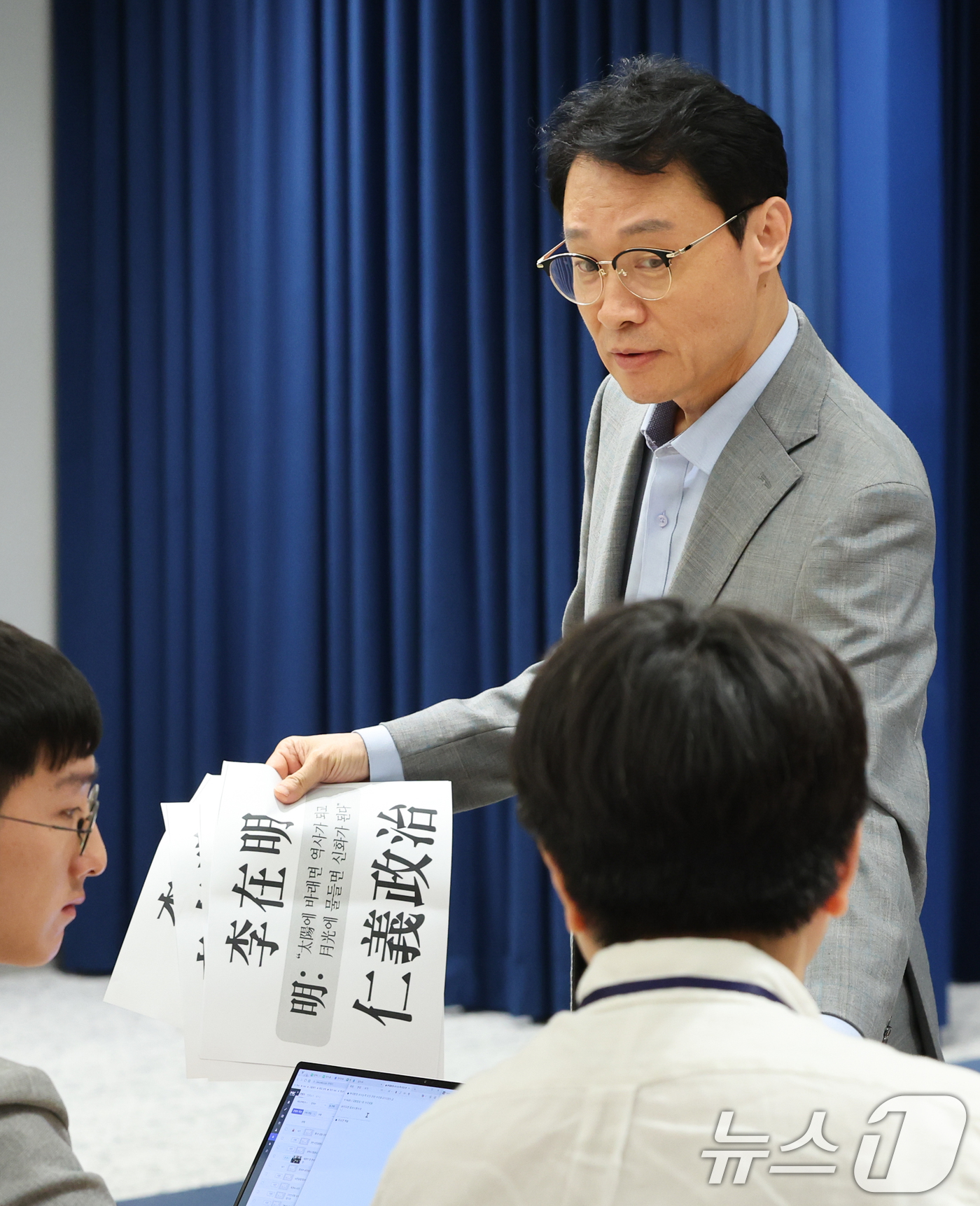 (서울=뉴스1) 허경 기자 = 이규연 대통령실 홍보소통수석이 11일 서울 용산 대통령실 청사에서 언론인 오찬 회동 관련 브리핑을 하기 앞서 기자들에게 이재명 인의정치와 소설가 이병 …