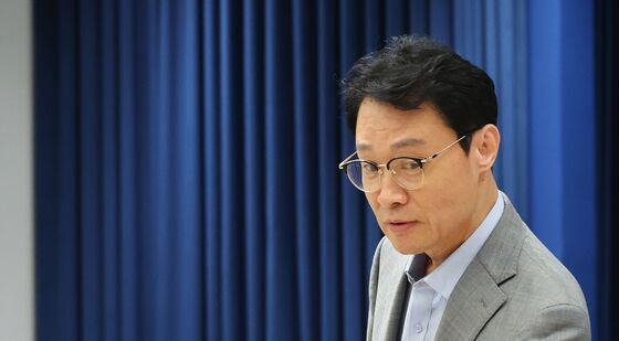 소설가 이병주의 글귀 나눠주는 이규연 홍보수석