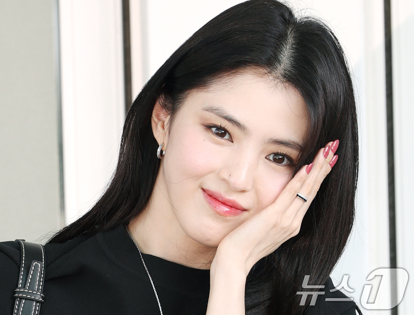 (인천공항=뉴스1) 권현진 기자 = 배우 한소희가 팬미팅을 위해 11일 오후 인천국제공항을 통해 태국 방콕으로 출국하며 인사를 하고 있다. 2025.7.11/뉴스1