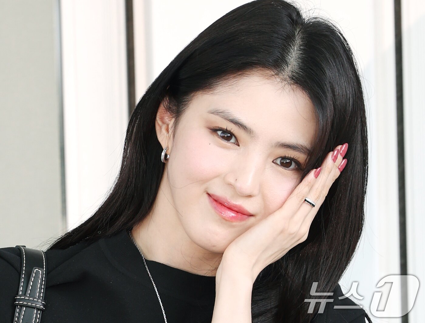 본문 이미지 - 배우 한소희가 팬미팅을 위해 11일 오후 인천국제공항을 통해 태국 방콕으로 출국하며 인사를 하고 있다. ⓒ News1 권현진 기자