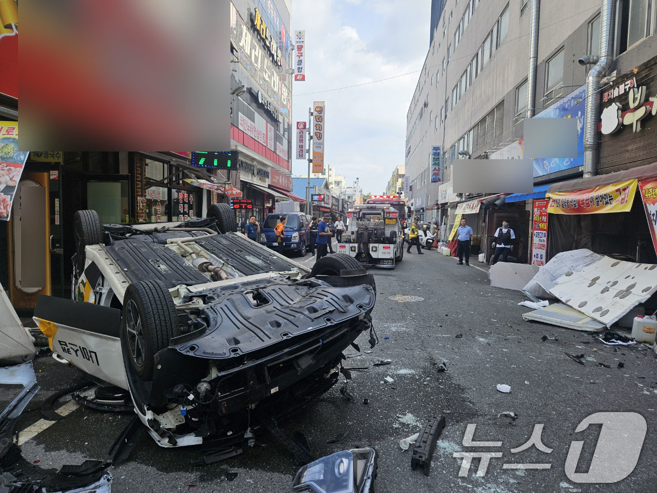 (광주=뉴스1) 박지현 기자 = 11일 오후 3시 25분쯤 광주 북구 일곡동의 한 주차타워 4층에서 택시가 추락해 소방당국이 수습하고 있다.(광주 북구 제공. 재판매 및 DB 금지 …