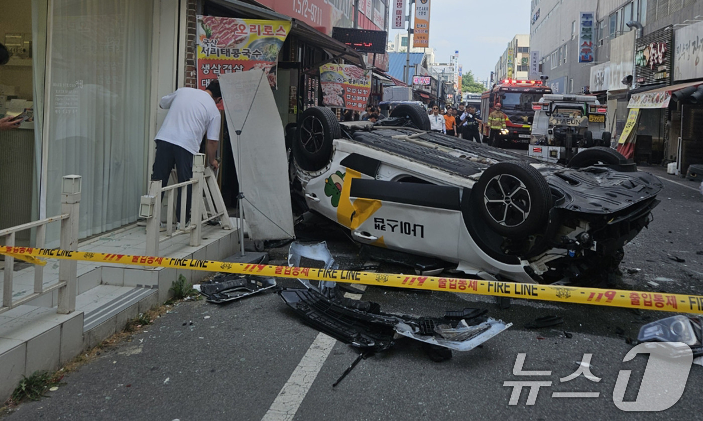 (광주=뉴스1) 박지현 기자 = 11일 오후 3시 25분쯤 광주 북구 일곡동의 한 주차타워 4층에서 택시가 추락해 소방당국이 수습하고 있다.(광주 북구 제공. 재판매 및 DB 금지 …