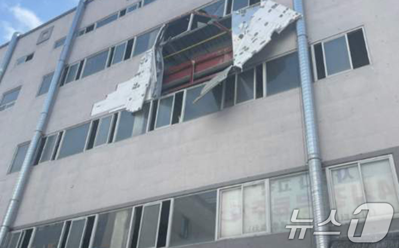 (광주=뉴스1) 박지현 기자 = 11일 오후 3시 25분쯤 광주 북구 일곡동의 한 주차타워 4층에서 택시가 추락해 뚫려있는 벽면의 모습.(광주 북구 제공. 재판매 및 DB 금지) …