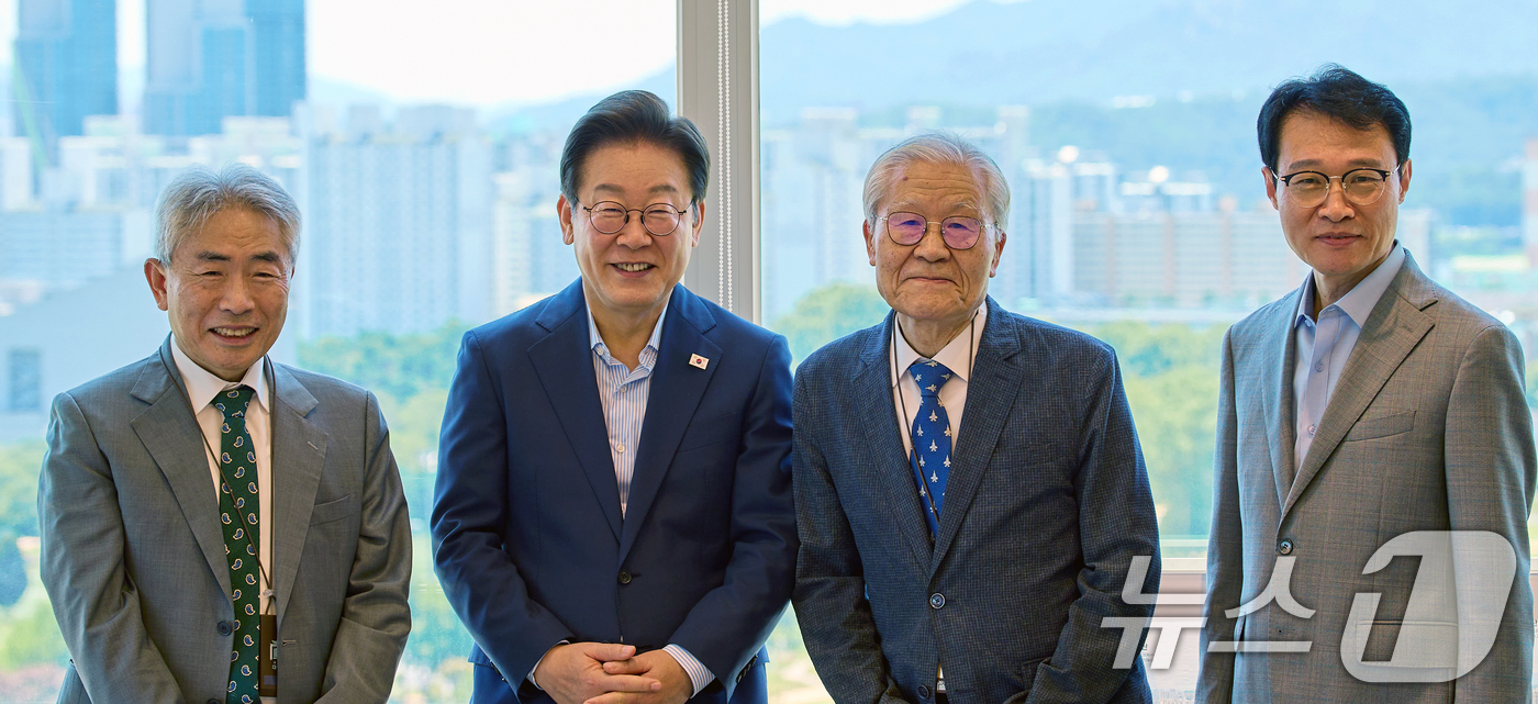 (서울=뉴스1) = 이재명 대통령이 11일 서울 용산 대통령실 청사에서 열린 언론인 오찬 회동에서 참석자들과 함께 기념촬영을 하고 있다. 왼쪽부터 정규재 전 한국경제신문 주필, 이 …