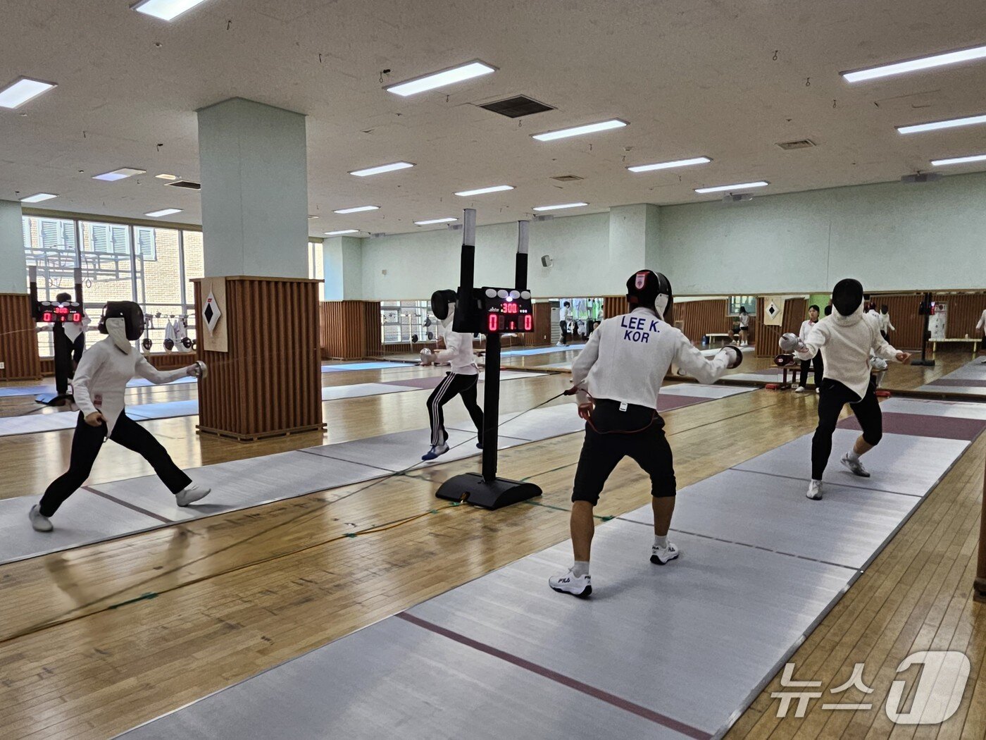 본문 이미지 -  강원도체육회 소속 근대5종 선수들이 지난 10일 오후 강원체고 펜싱연습장에서 훈련을 하고 있다.2025.7.11 한귀섭 기자