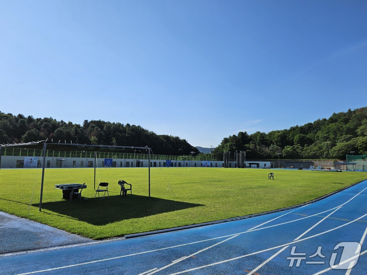 본문 이미지 -  폭염이 이어진 지난 10일 오후 강원체고 운동장이 텅 비어있다.2025.7.11 한귀섭 기자