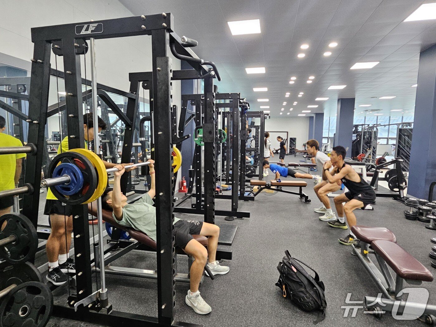 본문 이미지 -  강원체고 육상 선수들이 지난 10일 헬스장에서 실내 기초 체력 훈련을 하고 있따.2025.7.11 한귀섭 기자