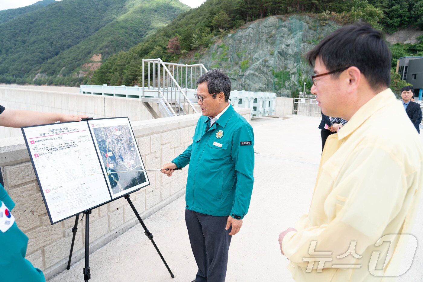 본문 이미지 - 지난 7월 11일 가뭄이 심각한 오봉저수지와 홍제정수장을 방문한 김홍규 강원 강릉시장(왼쪽)과 조현수 원주지방환경청장.(강릉시 제공, 재판매 및 DB 금지) ⓒ News1 윤왕근 기자