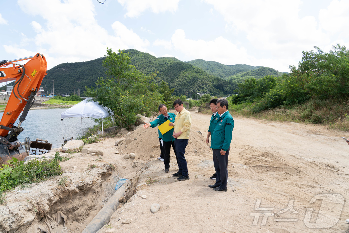 (강릉=뉴스1) 윤왕근 기자 = 김홍규 강원 강릉시장(왼쪽)과 조현수 원주지방환경청장이 최근 가뭄이 심각한 오봉저수지와 홍제정수장을 방문해 관련 대책을 논의하고 있다.(강릉시 제공 …