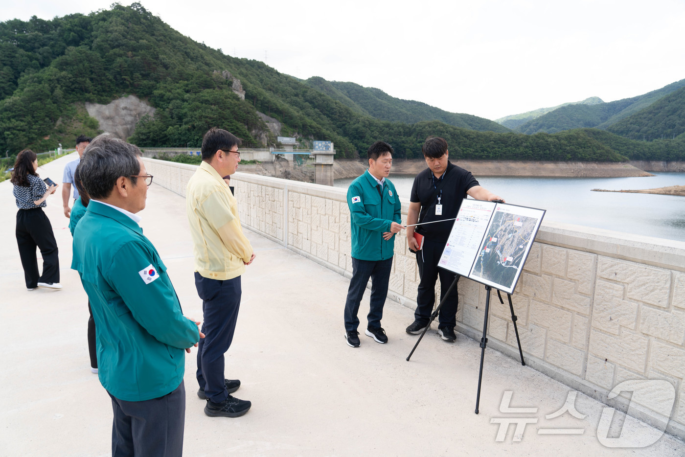 (강릉=뉴스1) 윤왕근 기자 = 김홍규 강원 강릉시장(왼쪽)과 조현수 원주지방환경청장이 최근 가뭄이 심각한 오봉저수지와 홍제정수장을 방문해 관련 대책을 논의하고 있다.(강릉시 제공 …
