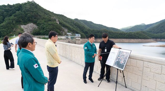 가뭄 현장 찾은 김홍규 시장과 조현수 원주환경청장