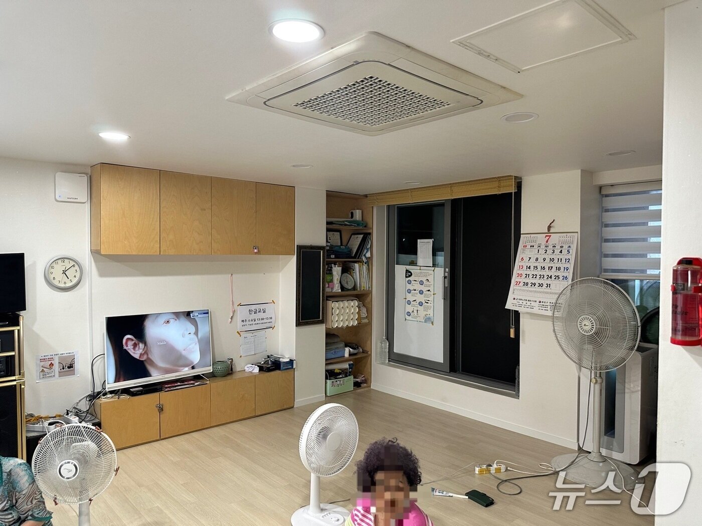 본문 이미지 - 11일 무더위 쉼터로 지정된 서울 종로구 한 주민센터에서 에어컨이 작동되지 않는모습. 2025.7.11/뉴스1 ⓒ News1 강서연 기자