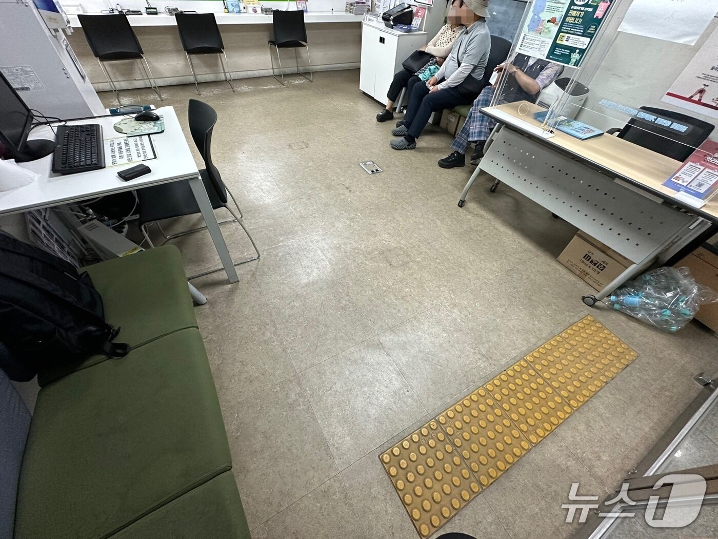 본문 이미지 - 11일 무더위 쉼터로 지정된 서울 종로구 한 주민센터의 모습. 2025.7.11/뉴스1 ⓒ News1 강서연 기자