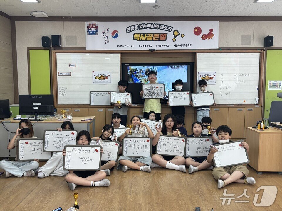 본문 이미지 -  &#39;한·중을 잇는 역사의 종소리, 역사 골든벨&#39;에서 학생들이 정답을 쓴 보드판을 내보이고 있다. &#40;전남도교육청 제공, 재판매 및 DB 금지&#41;/뉴스1