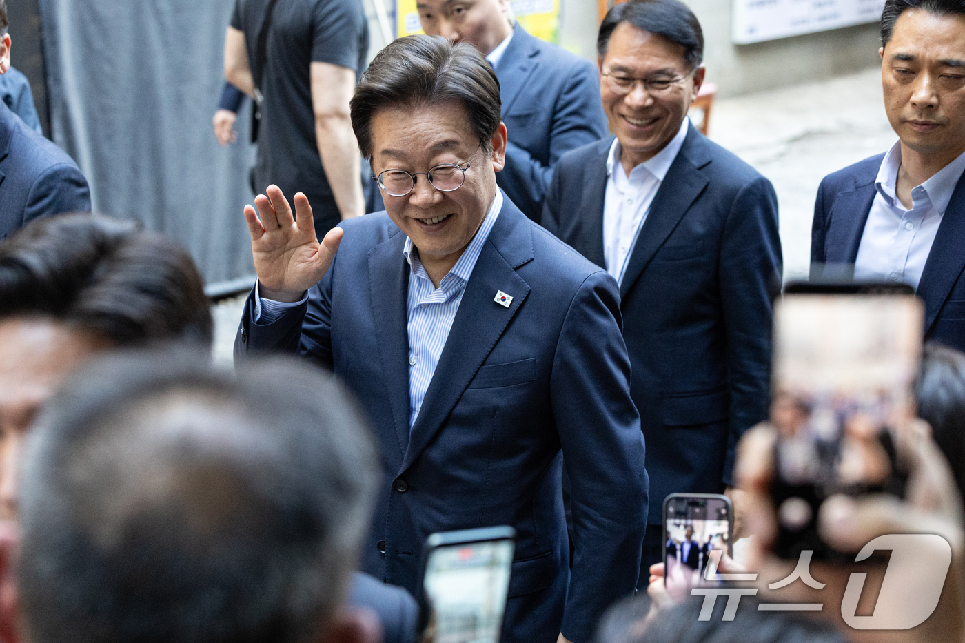 (서울=뉴스1) 이승배 기자 = 이재명 대통령이 11일 시민들과 저녁 식사를 위해 서울 종로구 광화문 인근의 한 식당으로 이동하고 있다. 2025.7.11/뉴스1