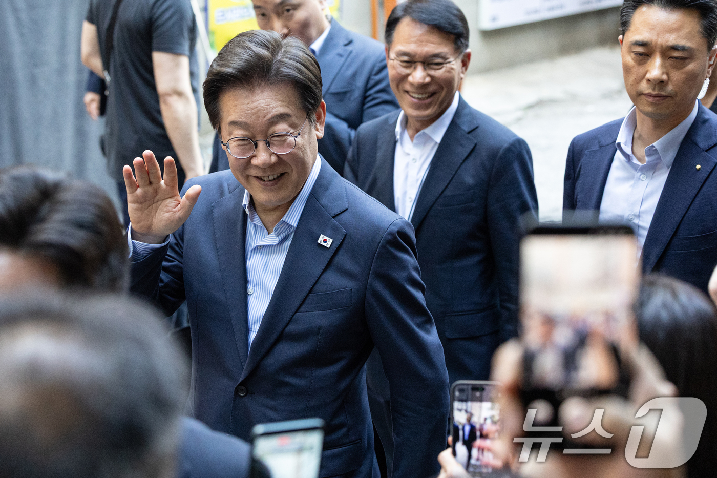 (서울=뉴스1) 이승배 기자 = 이재명 대통령이 11일 시민들과 저녁 식사를 위해 서울 종로구 광화문 인근의 한 식당으로 이동하고 있다. 2025.7.11/뉴스1
