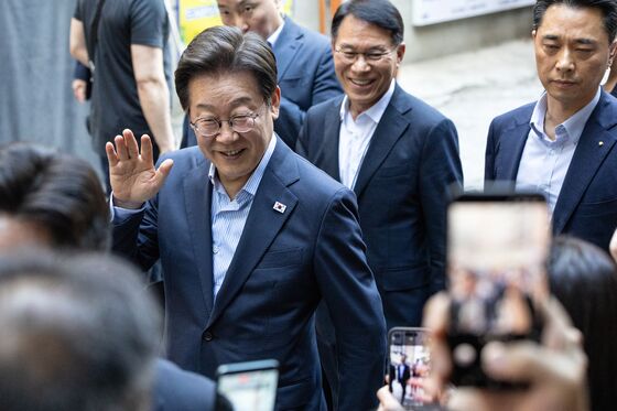 '병권' 잡은 李대통령 1대3 '소맥' 돌려…"소비 진작 위해 오겹살 외식"