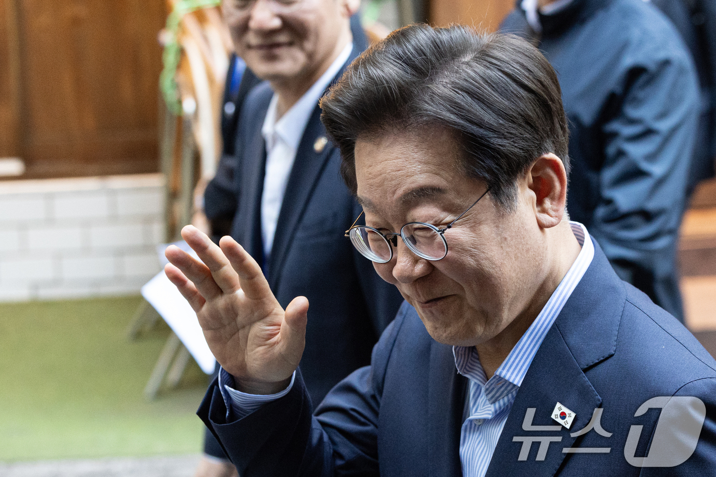 (서울=뉴스1) 이승배 기자 = 이재명 대통령이 11일 시민들과 저녁 식사를 위해 서울 종로구 광화문 인근의 한 식당으로 이동하고 있다. 2025.7.11/뉴스1