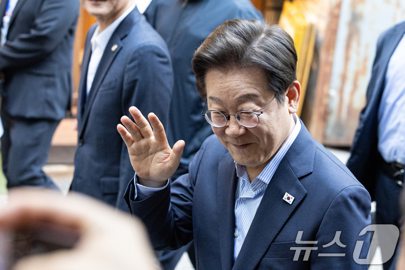 (서울=뉴스1) 이승배 기자 = 이재명 대통령이 11일 시민들과 저녁 식사를 위해 서울 종로구 광화문 인근의 한 식당으로 이동하고 있다. 2025.7.11/뉴스1