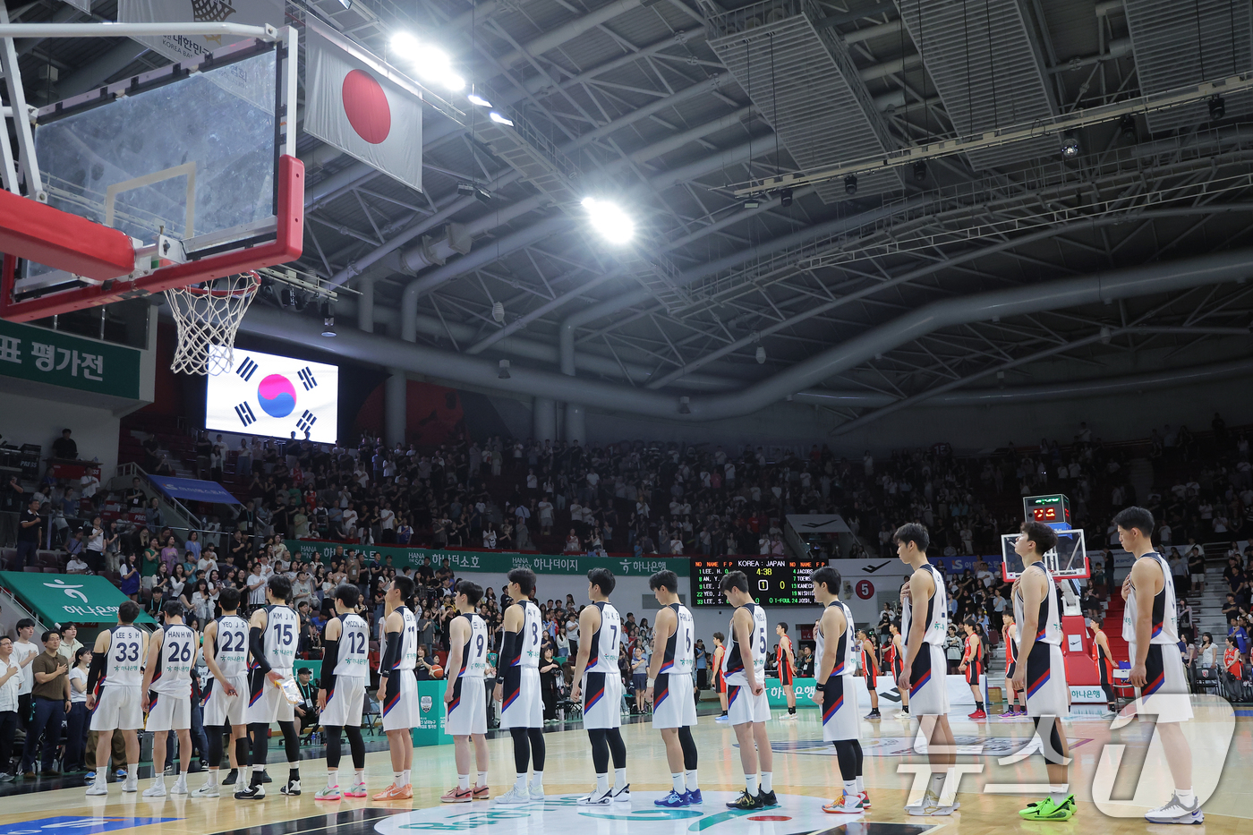 (안양=뉴스1) 박정호 기자 = 11일 오후 경기도 안양 정관장 체육관에서 열린 하나은행 초청 2025 남자농구 국가대표 평가전 대한민국과 일본의 경기에서 대표팀 선수들이 국기에 …
