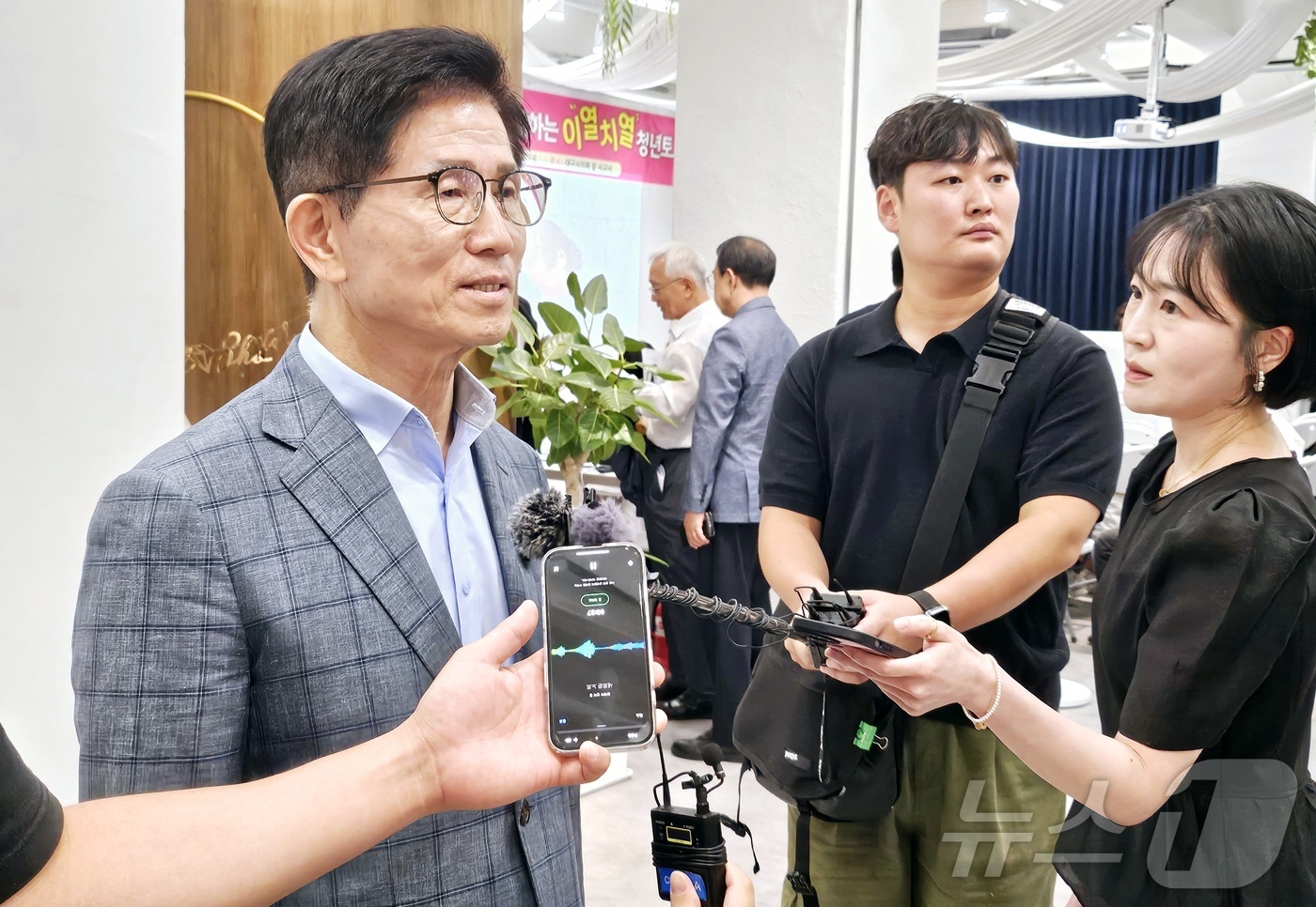 (대구=뉴스1) 남승렬 기자 = 김문수 전 고용노동부 장관이 11일 대구 중구 동문동의 멀티 전시 공간 시교사에서 기자들과 만나 질문에 답하고 있다. 2025.7.11/뉴스1