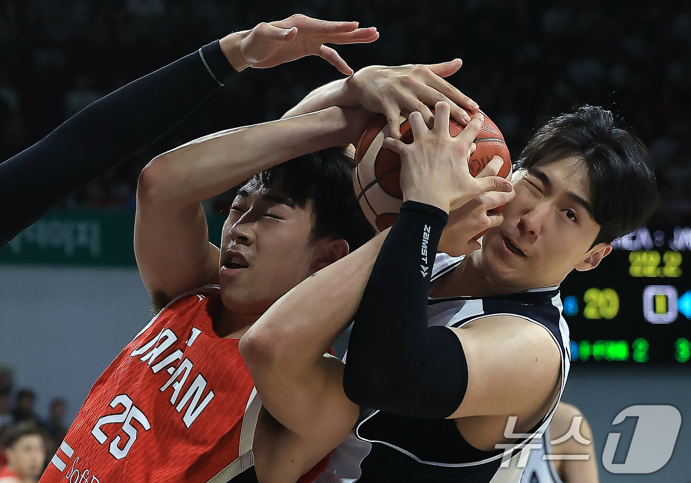 (안양=뉴스1) 박정호 기자 = 11일 오후 경기도 안양 정관장 체육관에서 열린 하나은행 초청 2025 남자농구 국가대표 평가전 대한민국과 일본의 경기에서 문정현이 일본 카와시마 …